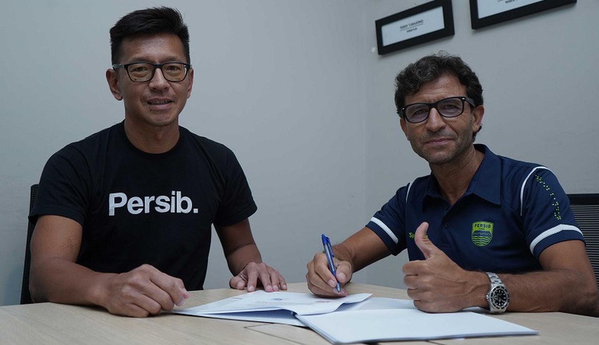 Manajemen Persib Bandung kabarnya harus merogoh kocek cukup tinggi untuk mendatangkan pelatih asal Spanyol, Luis Milla. Bahkan nilai kontrak Luis Milla menurut kabar yang beredar lebih tinggi dari Robert Alberts yakni mencapai Rp 800 juta per bulan di Persib Bandung. (Persib.co.id)