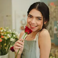 ilustrasi perempuan tersenyum/Photo by Amina Filkins from Pexels