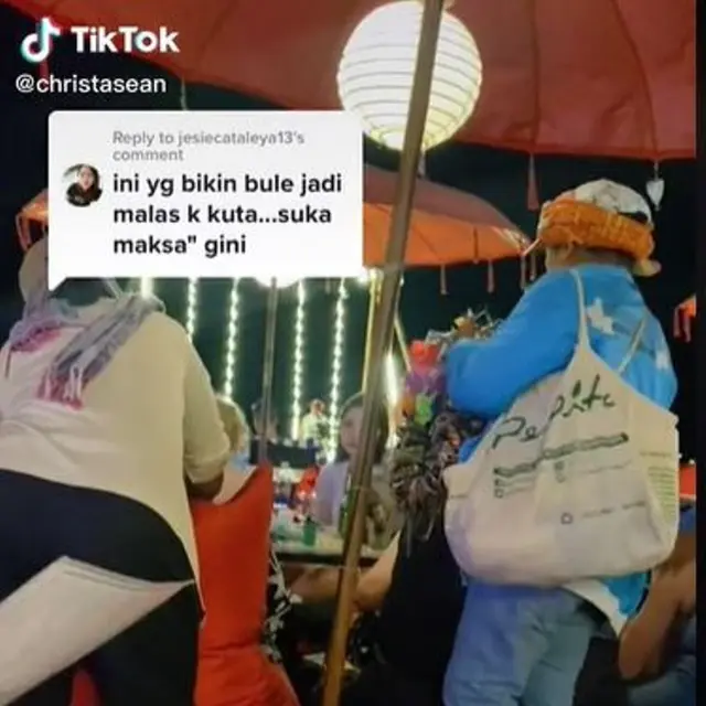 Beredar Video Pedagang Keliling di Bali Kembali Paksa Turis Asing untuk Membeli