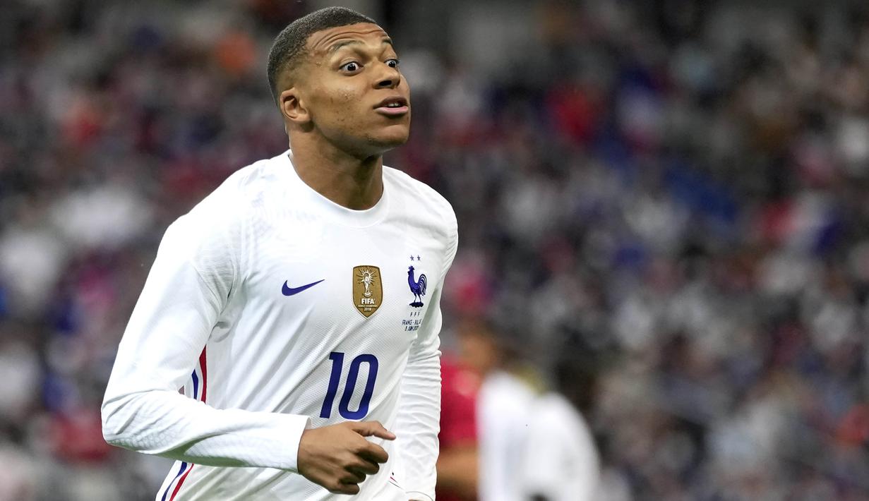 Striker Prancis, Kylian Mbappe, saat melawan Bulgraria pada laga uji coba terakhir jelang Euro 2020 di Stade de France, Rabu (9/6/2021). Prancis menang dengan skor 3-0. (AP/Francois Mori)