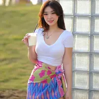 Kali ini, Livy Renata tampil feminine memadukan v neck cropped top warna putih dengan bathing suit wrap skirt. (Instagram/livyrenata).