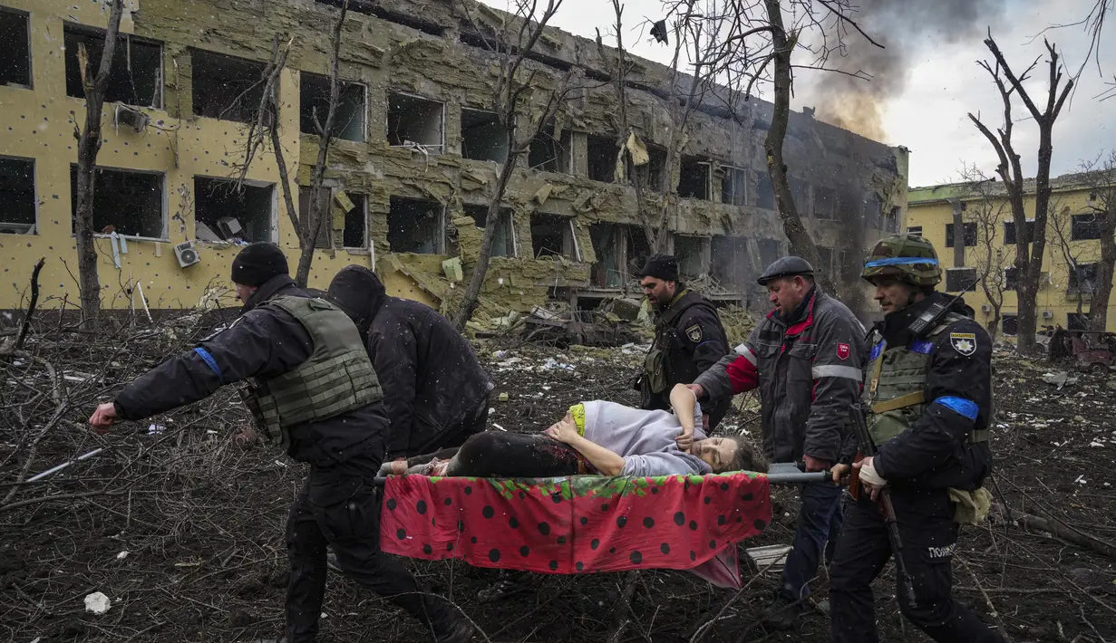 Upaya pemberontakan yang dilakukan oleh seorang kepala tentara bayaran Rusia membawa kekacauan perang ke Moskow dan memperlihatkan keretakan dalam kepemimpinan militer Rusia, yang semakin meningkatkan taruhannya. (AP Photo/Evgeniy Maloletka)