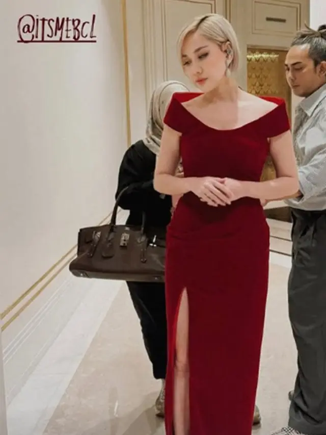 Gaya BCL Pakai Dress Merah Belah Samping