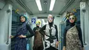Model mengenakan kain batik dan tenun di kereta api bandara, Jakarta, Kamis (2/5/2019). Kegiatan tersebut diadakan dalam rangka menyambut kegembiraan datangnya bulan suci Ramadan. (Liputan6.com/Immanuel Antonius)