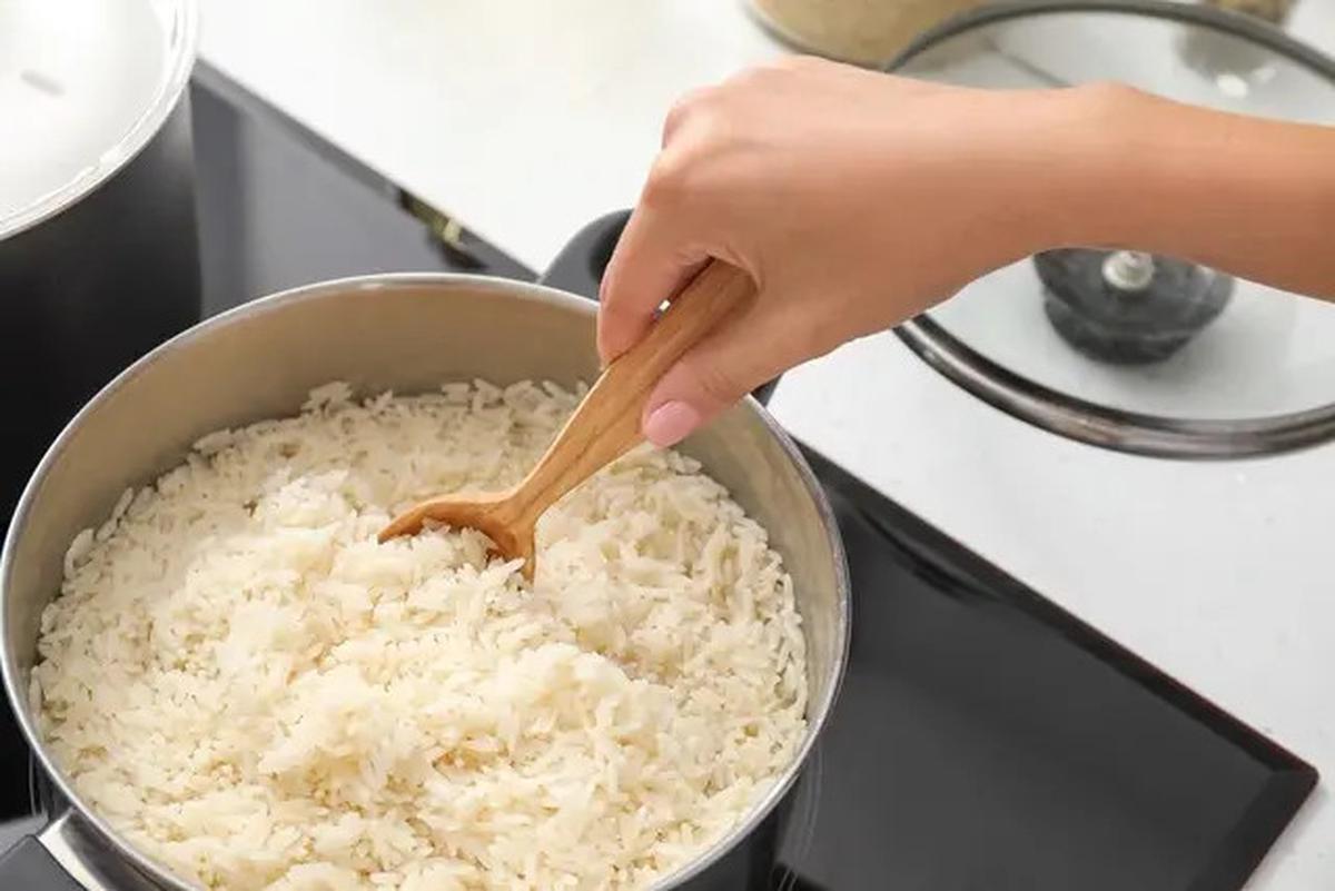 Trik Mengatasi Nasi Kering di Rice Cooker agar Kembali Pulen