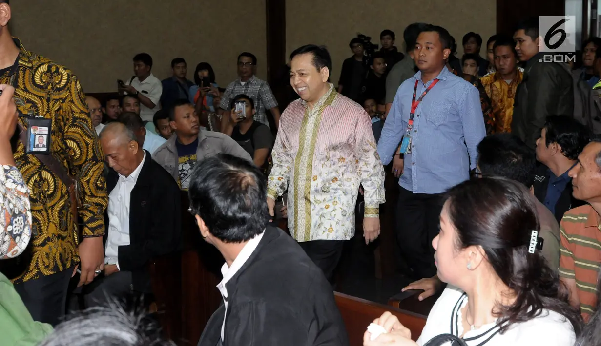 Terdakwa dugaan korupsi proyek e-KTP, Setya Novanto (tengah) memasuki ruang sidang untuk mengikuti persidangan di Pengadilan Tipikor, Jakarta, Kamis (29/3). Sidang mendengar pembacaan tuntutan oleh Jaksa Penuntut Umum. (Liputan6.com/Helmi Fithriansyah)