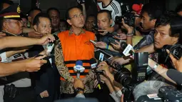 Sejumlah pewarta meminta keterangan pada mantan Menteri Agama, Suryadharma Ali usai diperiksa KPK di Jakarta, Jumat (10/4/2015). Suryadharma ditetapkan sebagai tersangka dugaan korupsi penyelenggaraan haji tahun 2012-2013. (Liputan6.com/Herman Zakharia)