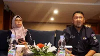 Head of Islamic Business &amp; SME Agus Andipratama Amir (kanan) dan Head of Consumer Financing Business Astri Piesca Rini (kiri) menjawab pertanyaan awak media di sela kegiatan silaturahmi dan peresmian kerja sama produk pembiayaan Prohajj Plus di Bandung.