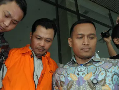 Dandung Pamularno usai menjalani pemeriksaan KPK, Jakarta, Jumat (4/1). Dandung menjadi tersangka kasus penyuapan oknum di Kejati DKI Jakarta yang diamankan dalam operasi tangkap tangan. (Liputan6.com/Helmi Afandi)