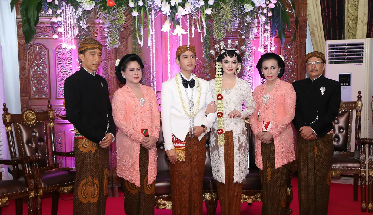 Gibran Rakabuming dan Selvi Ananda berfoto bersama keluarganya. (Galih W. Satria/Bintang.com)