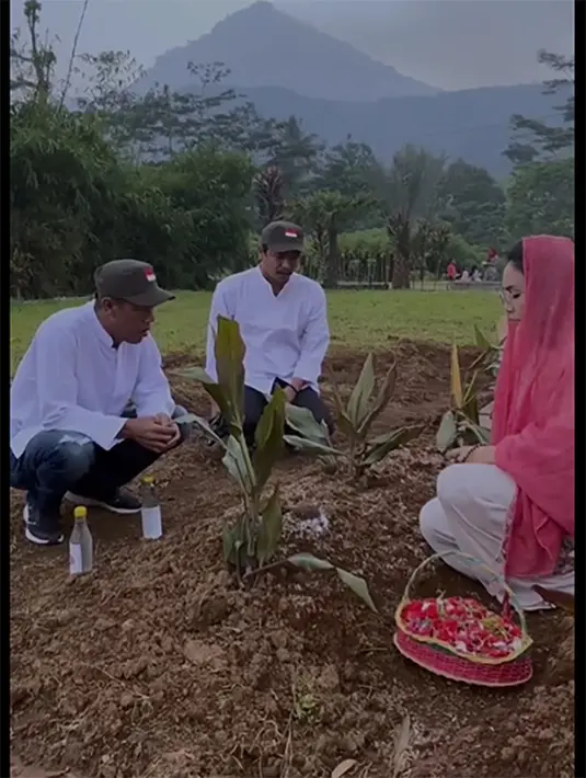Meninggalnya artis senior Nani Wijaya menyisakan duka dari keluarga hingga sahabat.  Begitu juga dengan Rieke yang dalam sinetron komedi Bajaj Bajuri menjadi anak dari Nani Wijaya yang memerankan Emak. Akting keduanya sangat mencuri perhatian. Bahkan, nama Oneng sampai melekat dengan Rieke. [Foto; Instagram/riekediahp]