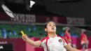 Tunggal putri Indonesia Gregoria Mariska Tunjung melakukan pukulan ke Lianne Tan dari Belgia dalam pertandingan penyisihan Grup M cabang bulu tangkis Olimpiade Tokyo 2020 di Musashino Forest Sports Plaza, Tokyo, Rabu (28/7/2021). Mariska menang 21-11 dan 21-17. (AP Photo/Dita Alangkara)