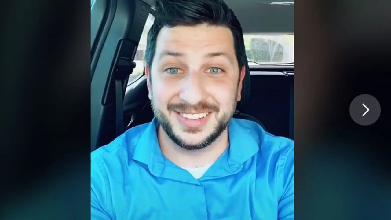 Mike, lelaki yang beri kejutan pada istrinya dengan memberi gaun yang agak kecil