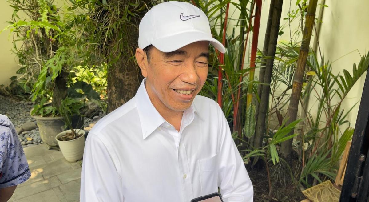 Jokowi respons pergantikan kapolri di kediamannya, Solo, Kamis (1/10). (merdeka.com/arie sunaryo).