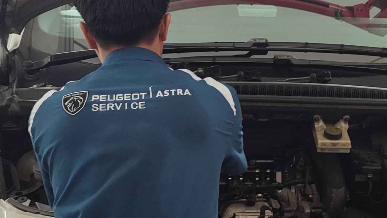 Melakukan pergantian oli mesin dan suku cadang secara teratur