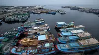Kapal nelayan bersandar di Pelabuhan Muara Baru, Jakarta, Senin (10/10). Lebih dari 60 perusahaan, ratusan kapal nelayan dan kapal ikan tak beroperasi dan tutup sebagai bentuk protes kenaikan uang sewa lahan sampai 450 persen (Liputan6.com/Gempur M Surya)