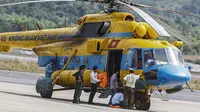 Personil militer Vietnam menyiapkan helikopter pada (10/03/2014) untuk pencarian hilangnya pesawat  Malaysia Airlines (MAS) MH370 di lepas pantai selatan Vietnam (AFP/Le Quang Nhat).