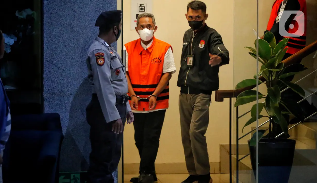 Wali Kota Bandung Yana Mulyana tertangkap tangan petugas Komisi Pemberantasan Korupsi (KPK) bersama sejumlah orang terkait suap pengadaan CCTV dan jasa penyedia jaringan internet. (Liputan6.com/Angga Yuniar)