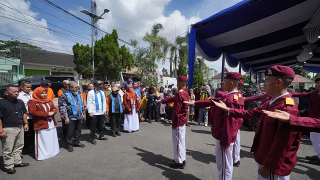 Menteri Sosial Saifullah Yusuf (Gus Ipul) menghadiri Open House Sekolah Rakyat di SRMA 7 Palembang, Minggu (28/6/2026).