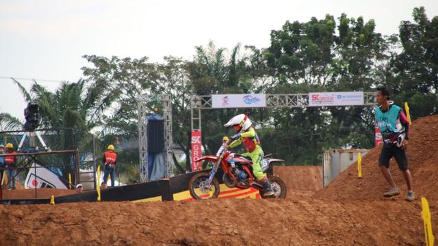 Aksi Pembalap Cilik Asal Sumut Unjuk Gigi di MXGP Palembang