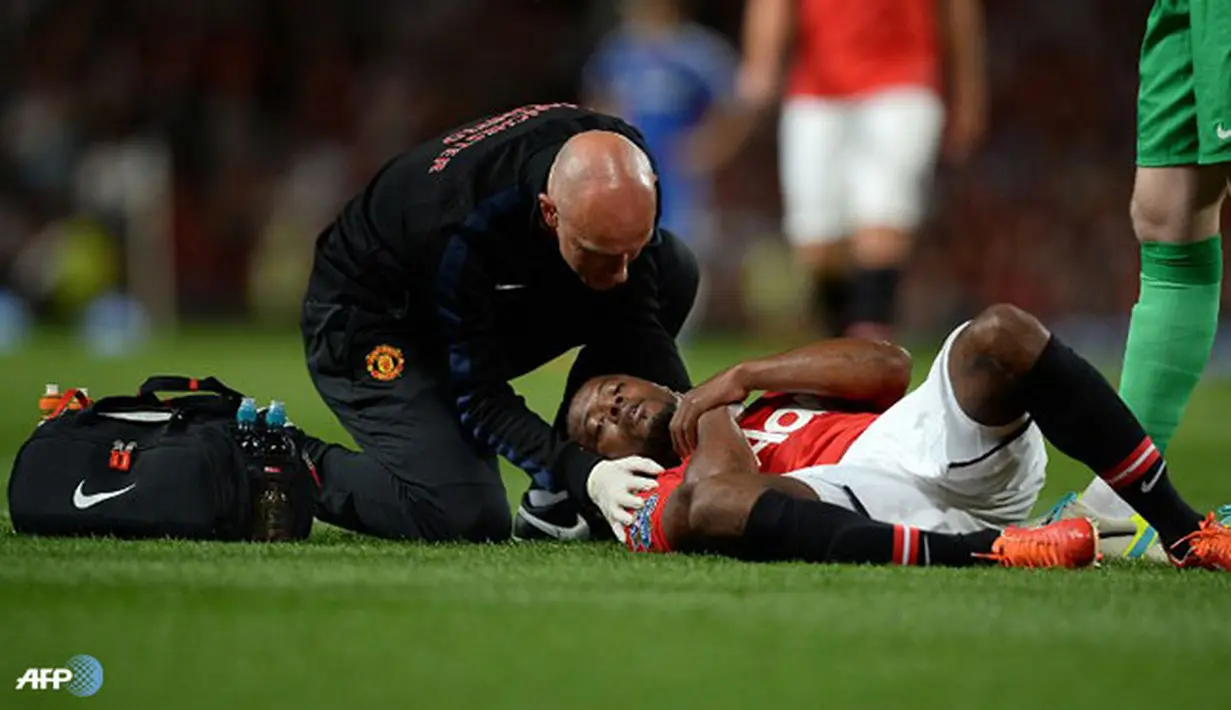 Patrice Evra diberikan bantuan medis pada pertandingan Liga Inggris antara Manchester United melawan Chelsea di Stadion Old Trafford, Manchester Selasa 27 Agustus 2013. (AFP/Andrew Yates)