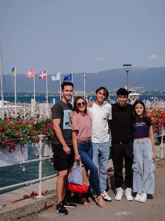 Darius Sinathrya dan keluarga ke Eropa (Instagram/darius_sinathrya)