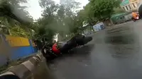 Dilansir akun Instagram @teamhujat, terlihat video yang mamperlihatkan seorang pengendara tengah memacu kendaraannya di tengah padatnya kondisi jalan.