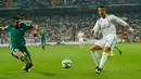 Penyerang Real Madrid, Cristiano Ronaldo menendang bola ke gawang Real Betis yang dikawal Antonio Barragan pada laga pekan lima La Liga di Santiago Bernabeu, Rabu (20/9). Real Madrid menyerah di tangan Real Betis 0-1. (AP Photo/Francisco Seco)