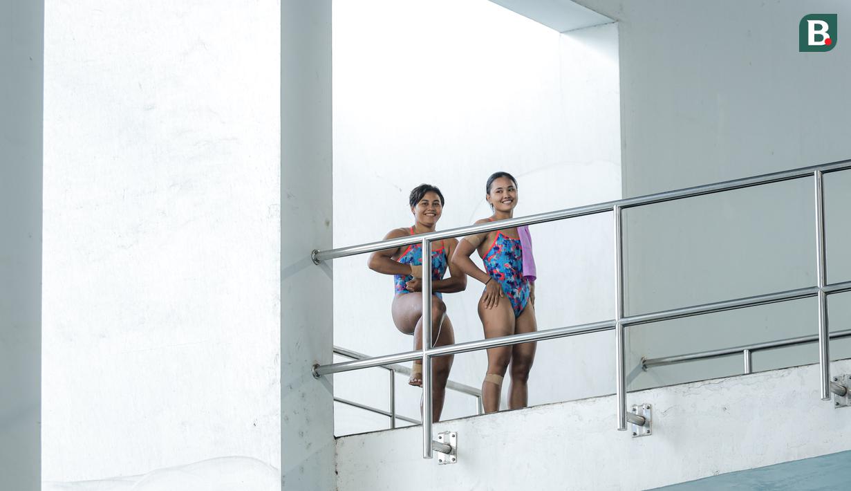 Atlet loncat indah putri Jawa Timur, Gladies Lariesa Garina (kiri) dan Linar Betiliana bersiap saat nomor menara synchro putri Kejurnas Akuatik 2026 yang berlangsung di Stadion Akuatik Gelora Bung Karno, Senayan, Jakarta. (Bola.com/Bagaskara Lazuardi)