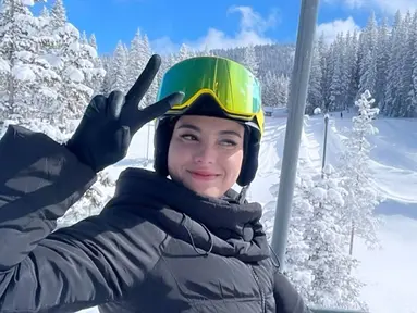 Asik menikmati pemandangan indah di Kota Ski paling mahal di Amerika Serikat, Medina Dina bagikan pengalaman serunya di media sosial Instagram. Dalam liburannya tersebut ia pun nikmati serunya ski dan main salju di Pegunungan Aspen. (Liputan6.com/IG/@medinadinaaa)