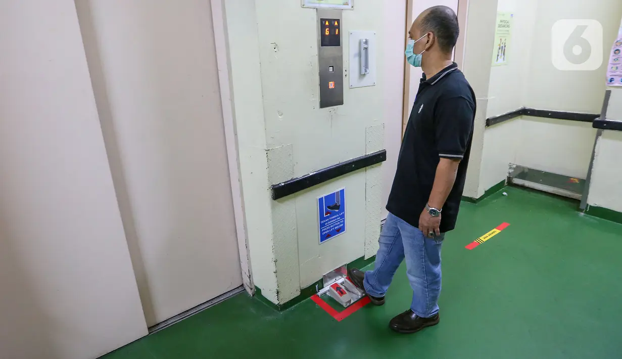 Pengunjung menginjak tombol lift menggunakan kaki di kawasan pusat perbelanjaan ITC BSD Serpong, Tangerang Selatan, Selasa (16/6/2020). Menuju new normal, kawasan tersebut tetap menerapkan protokol kesehatan guna mencegah penyebaran Virus Covid-19. (Liputan6.com/Fery Pradolo)
