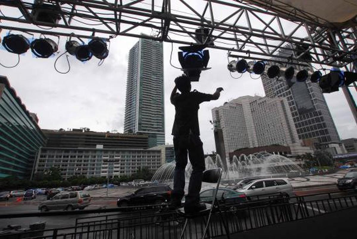 Persiapan panggung hiburan jelang tahun baru 2013