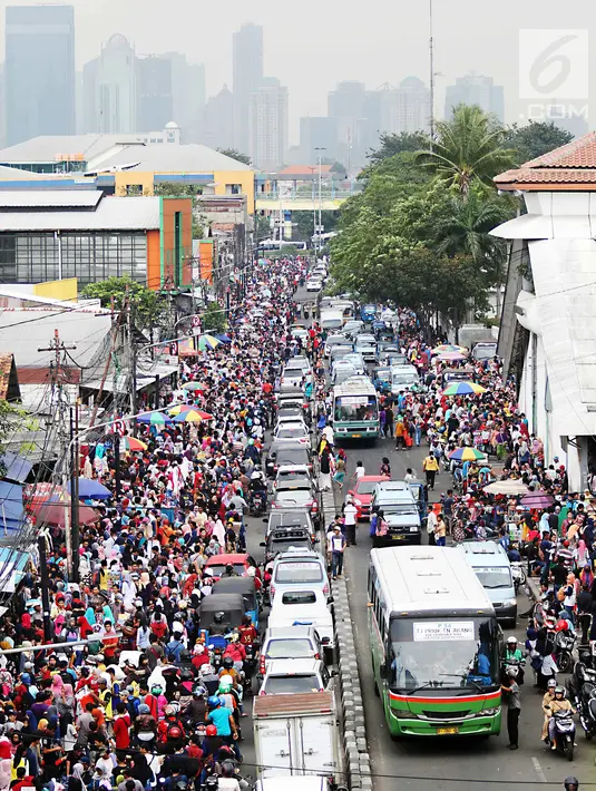 Suasana kepadatan yang terjadi pasar Tanah Abang di Jakarta, Minggu (11/6). Jelang Lebaran banyak masyarakat mulai memadati pasar tersebut untuk memenuhi kebutuhan lebaran. (Liputan6.com/Angga Yuniar)
