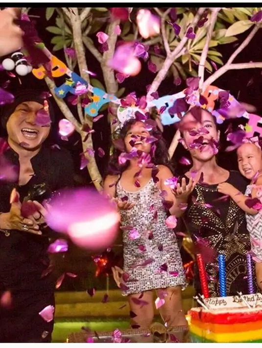 Dua keluarga ini masih menjaga hubungan baik. Usai menemui Komnas PA, Selasa (5/4) Sheila Marcia mengaku, Letisia masih diberi jatah dari ayahnya, Anji dan istrinya Wina. (Instagram/sheilamarciajoseph)