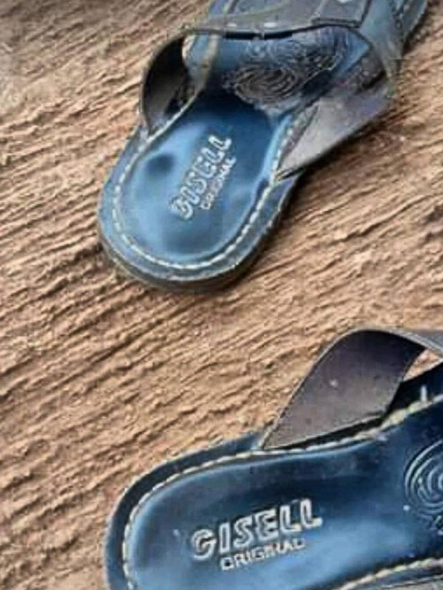 7 Potret Sandal dengan Merek Nyeleneh Ini Bikin Geleng Kepala