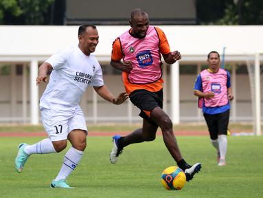 Legenda sepak bola Prancis, Eric Abidal bermain pada acara puncak BRImo Future Garuda yang bertajuk FOURFEO Mini Tournament di Stadion Madya, Jakarta, Kamis (01/06/2023). (Bola.com/Bagaskara Lazuardi)