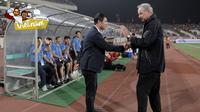 Pelatih Timnas Indonesia, Alfred Riedl, berbincang dengan pelatih Vietnam, Nguyen Huu Thang, dalam laga leg kedua semifinal Piala AFF 2016 di Stadion My Dinh, Hanoi, Vietnam, Rabu (7/12/2016). (Bola.com/Peksi Cahyo)