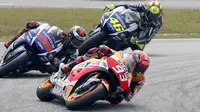 Marc Marquez dibayangi oleh Jorge Lorenzo dan Valentino Rossi di MotoGP Malaysia 2015 yang digelar di Sirkuit Sepang, Malaysia, Minggu (25/10/2015). (Reuters/Olivia Harris)