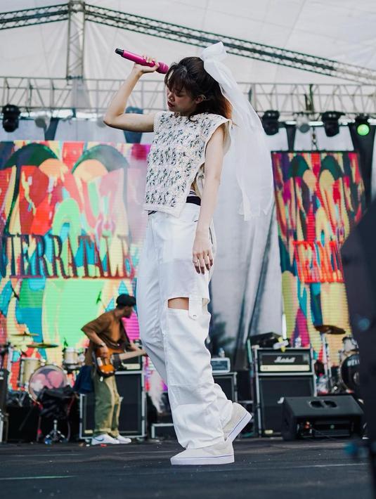 Widi Vierratale, memilih celana panjang putih yang sebagian terpotong di dengkul serta atasan putih bermotif tanpa lengan. (Foto: Instagram/@widikidiwdkdw)