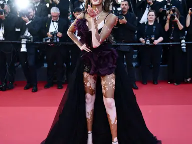 Model Kanada Winnie Harlow tiba untuk pemutaran film "Le Comte de Monte-Cristo" (The Count of Monte-Cristo) pada Festival Film Cannes ke-77, Prancis selatan, Rabu (22/5/2024). (Christophe SIMON / AFP)
