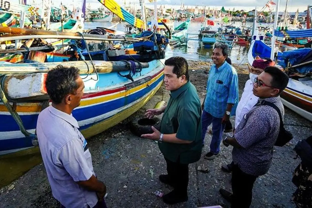 Menteri Erick Thohir saat bertemu nelayan di Banyuwangi. (Ist)