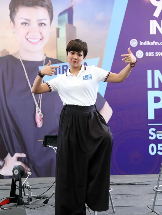 Bahkan tidak mudah kembali mengajak ibu dua anak itu kembali siaran. Augie mengaku butuh waktu hingga empat bulan untuk kembali meyakinkannya. (Nurwahyunan/Bintang.com)