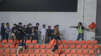 Petugas pun datang dan berusaha melerai segelintir pendukung Persib Bandung dan pendukung Persis Solo yang terlibat bentrokan. (Bola.com/Bagaskara Lazuardi)