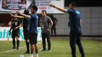 Pelatih kepala Timnas Indonesia U-16, Bima Sakti dalam laga final Piala AFF U-16 2022 antara Vietnam U-16 melawan Indonesia U-16 di Stadion Maguwoharjo, Sleman, Jumat (12/8/2022) malam WIB. (Bola.com/Bagaskara Lazuardi)
