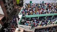 Muslim di daerah Mustafabad, Delhi, salat Jumat di sebuah masjid menyusul kerusuhan sektarian atas undang-undang kewarganegaraan baru India. (Liputan6/AFP)