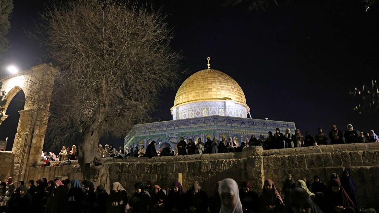 Ribuan Warga Palestina Beribadah Malam 27 Ramadan di Masjid Al Aqsa