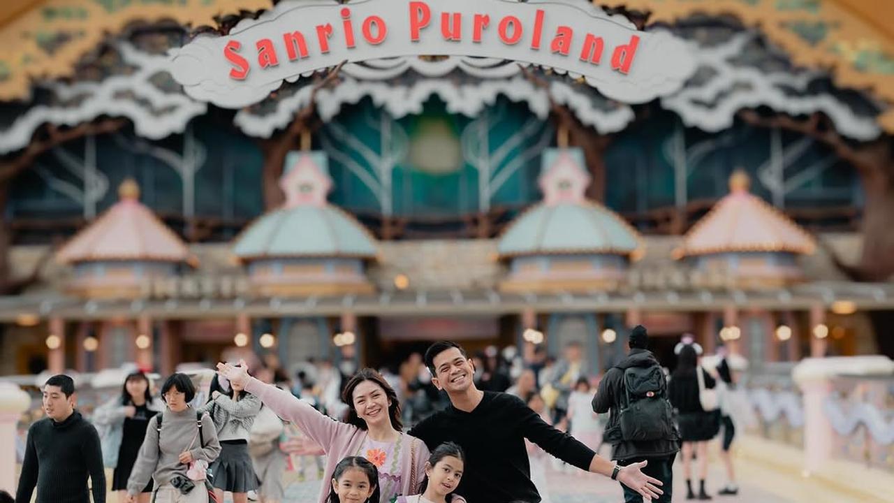 Potret Keluarga Surya Insomnia Liburan ke Jepang Setelah Lebaran, Kunjungi Sanrio Puroland