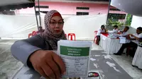 Pemungutan suara ulang dilakukan di sejumlah daerah. Di Mataram Nusa Tenggara Barat pemungutan ulang berlangsung dilakukan di sebuah mini bus.