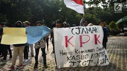 Mahasiswa yang tergabung dalam Jamak melakukan aksi unjuk rasa di KPK Jakarta, Rabu (3/10). Mereka juga menunut KPK menindak lanjuti hasil temuan investigasi audit BPK dalam kasus kontrak JICT-Koja. (Liputan6.com/Angga Yuniar)