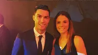 Cristiano Ronaldo bersama pemain tim wanita Juventus,Cecilia Salvai, di acara pesta Natal I Bianconeri pekan ini (Foto: Instagram)